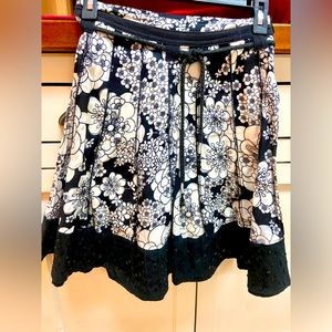 Adorable Limited Too size 10 girls black/white floral cotton skirt